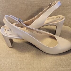 Size 10 Life stride nude leather Gigi slingbacks never worn!